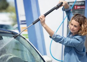 Žena myje auto vysokotlakým čističem