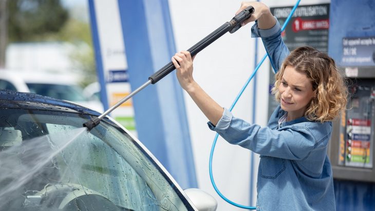 Žena myje auto vysokotlakým čističem