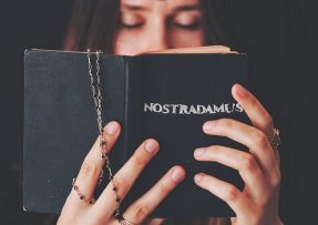 žena čte knihu Nostaradamus