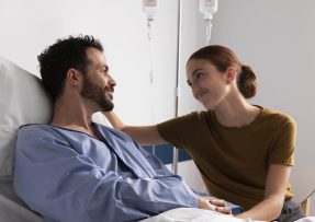 Zamilovaný muž a žena v nemocnici