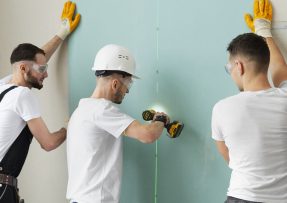 Dělníci opravují zeď