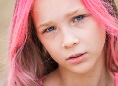 Dívka s růžovými vlasy