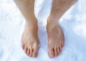 Mužské nohy na ledu a sněhu