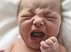 Vrásčitý novorozenec pláče