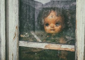 Děsivá panenka za oknem