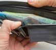 Ruce drží peněženku s bankovkami