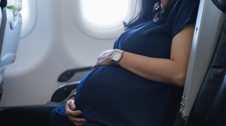 Těhotná žena cestuje letadlem