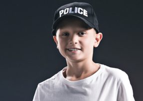 Chlapec v policejní čepici