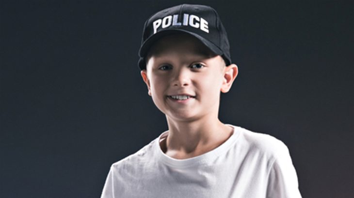 Chlapec v policejní čepici