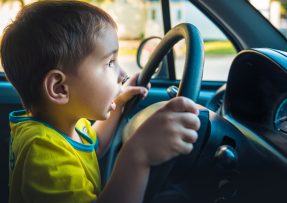 Malý chlapec za volantem auta