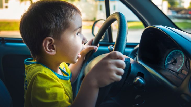Malý chlapec za volantem auta