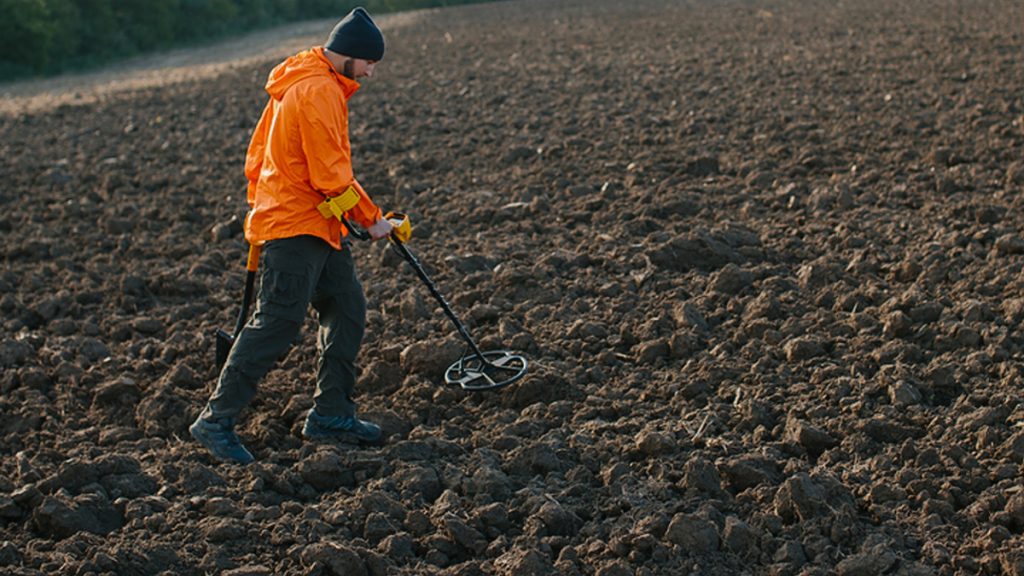 Hledač pokladů s detektorem kovu