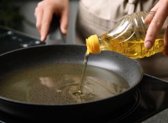 Kuchař leje olej na pánev