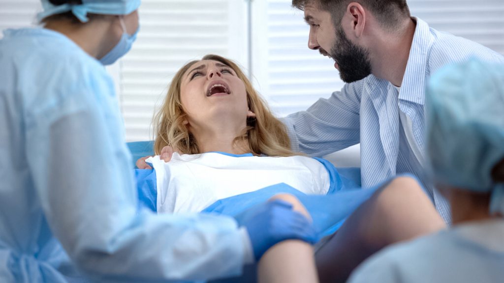 Žena v porodnici rodí