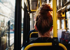 Žena cestuje autobusem