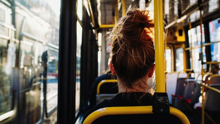 Žena cestuje autobusem