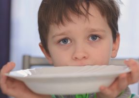 Chlapec drží talíř