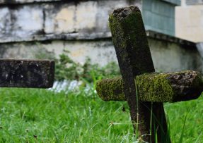 Starý kříž na hřbitově