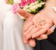 Svatební pár s prstýnky