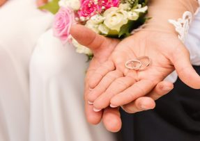 Svatební pár s prstýnky