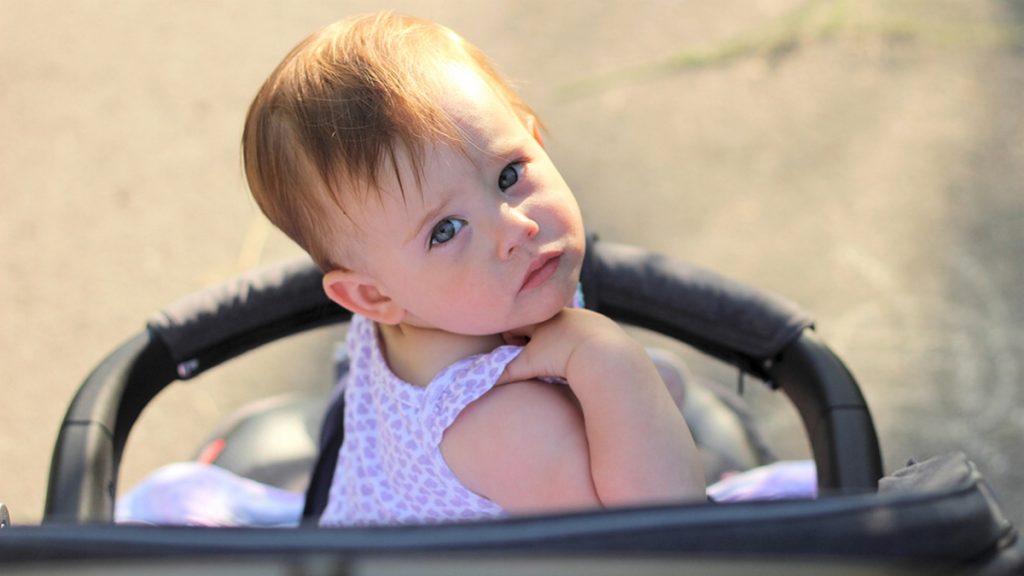 Smutné dítě v kočárku