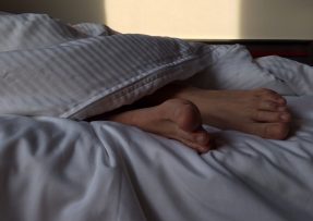 Spící osoba v posteli