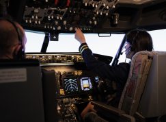 Piloti v kokpitu letadla