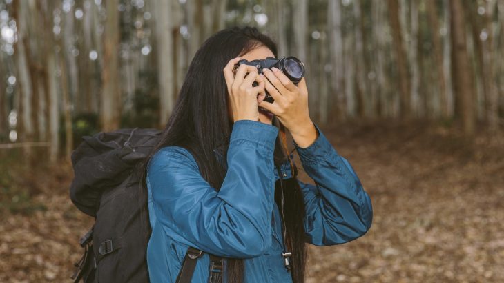 Žena fotografuje