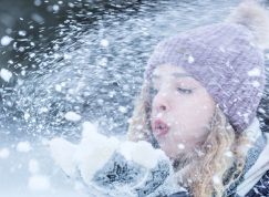 Žena fouká do sněhu