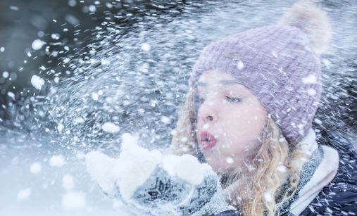 Žena fouká do sněhu