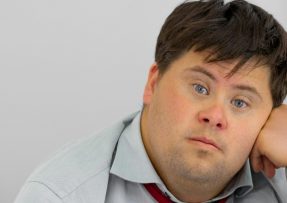 Muž s Downovým syndromem