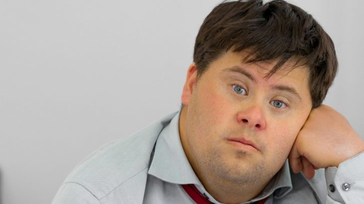 Muž s Downovým syndromem