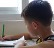 Chlapec píše